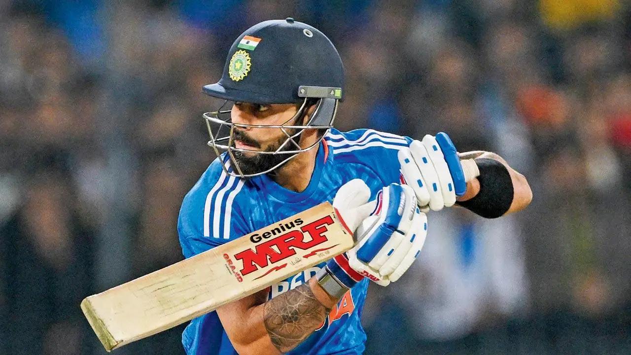 72* vs South Africa in 2014
In the semi-finals of the T20 World Cup 2014, the chase master Virat Kohli yet again delivered another stunning knock. Having needed to chase a gigantic total of 173 runs against Pakistan, Rohit Sharma and Ajinkya Rahane returned to the pavilion with scores of 24 and 32 runs, respectively. Facing 44 deliveries, Kohli smashed 72 runs including 5 fours and 2 sixes. Following the successful run chase by the Indians, Kohli won the 