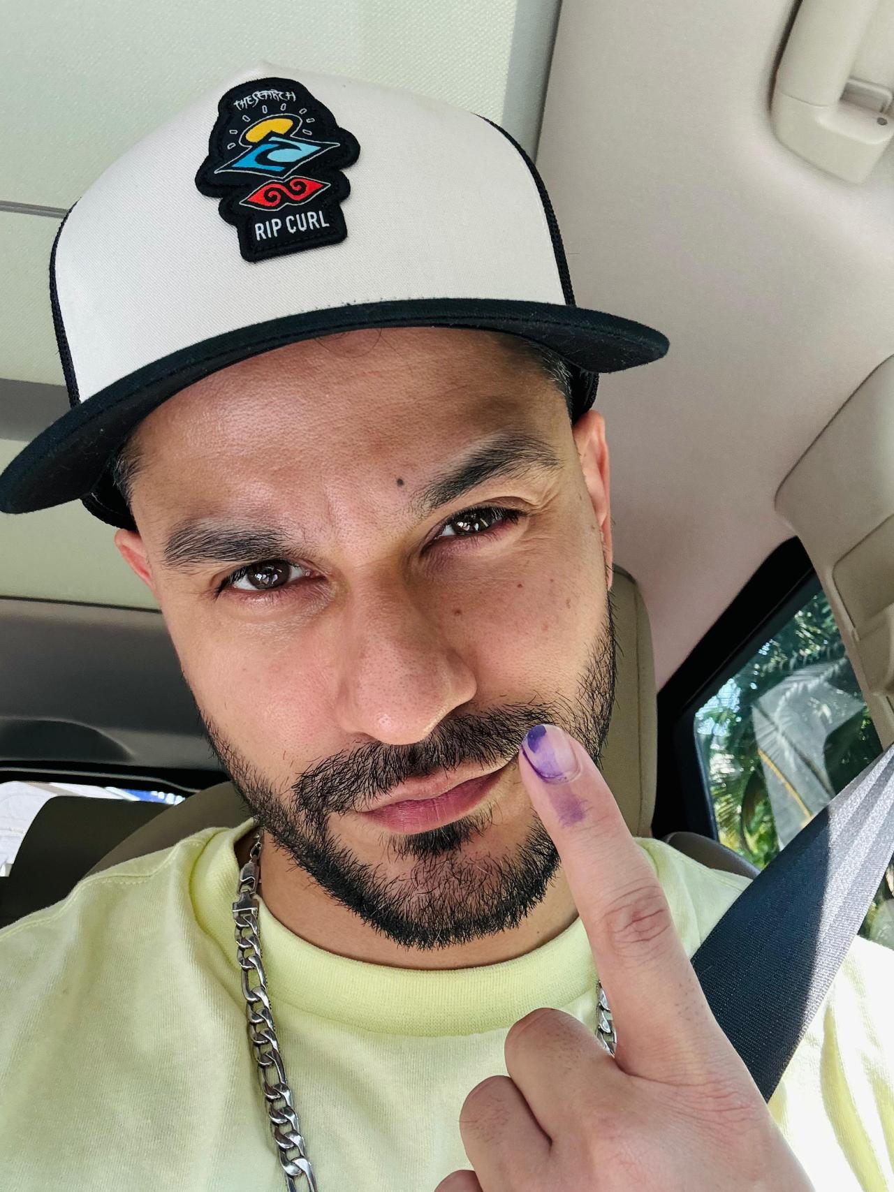 Actor-director Kunal Kemmu flaunts his inked finger after casting his vote
