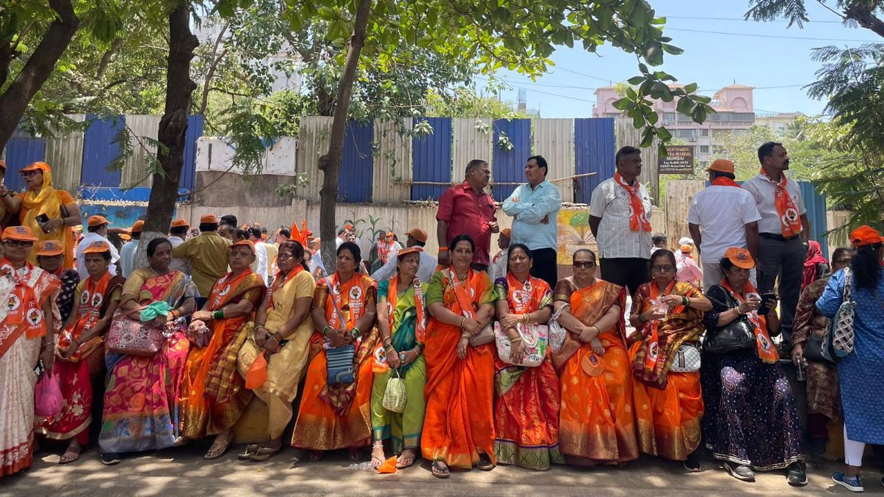 A group of Shiv Sena's lady supporters were seen enjoying the rally in Bandra East near the collector's office