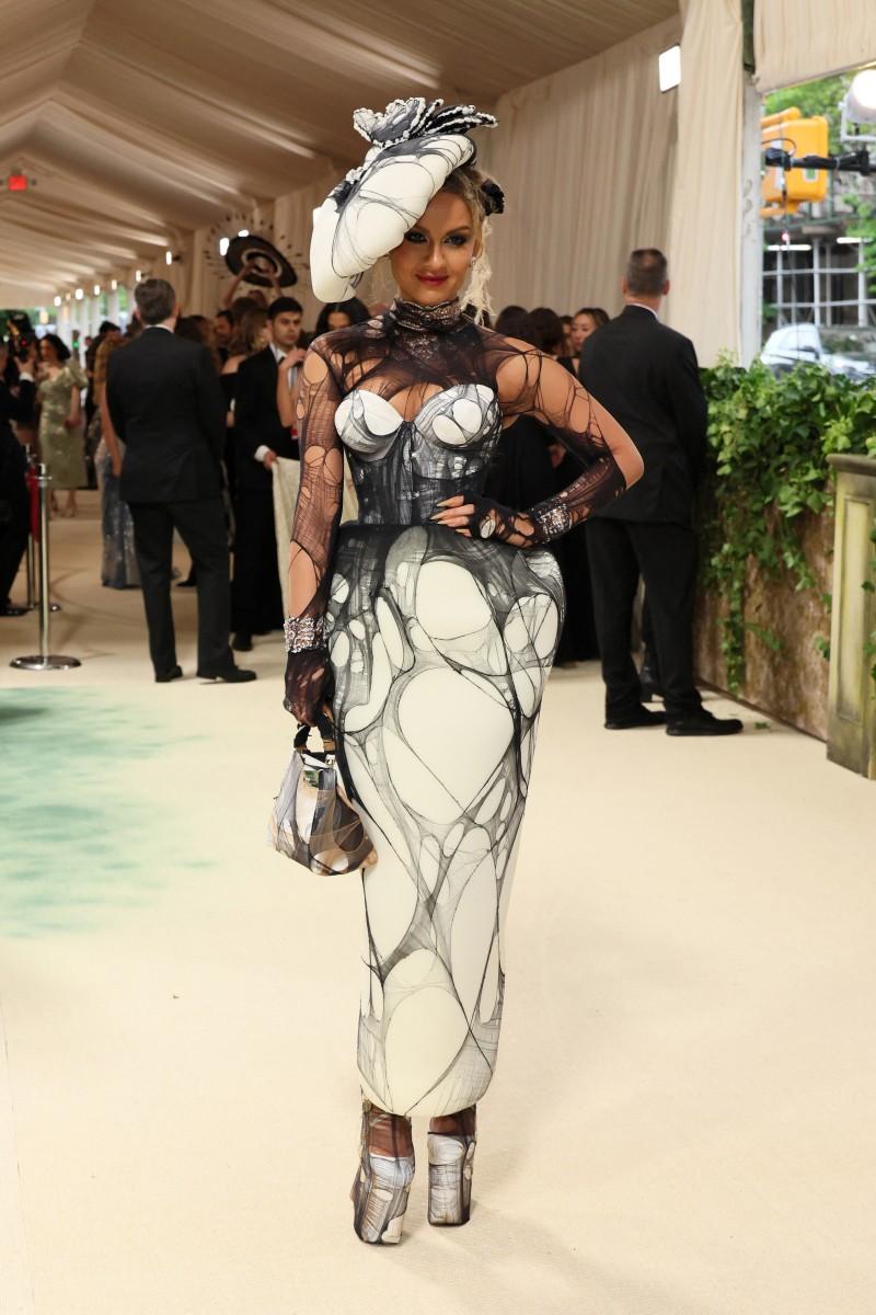 At the Met Gala 2024, Natasha Poonawalla turned heads in a custom outfit from Maison Margiela's Artisanal Collection, crafted by John Galliano.