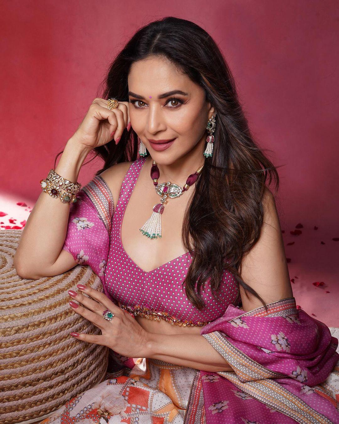 The vibrant colours at the hem really brought the wow factor to the ensemble. The actress even wore jewellery to match!