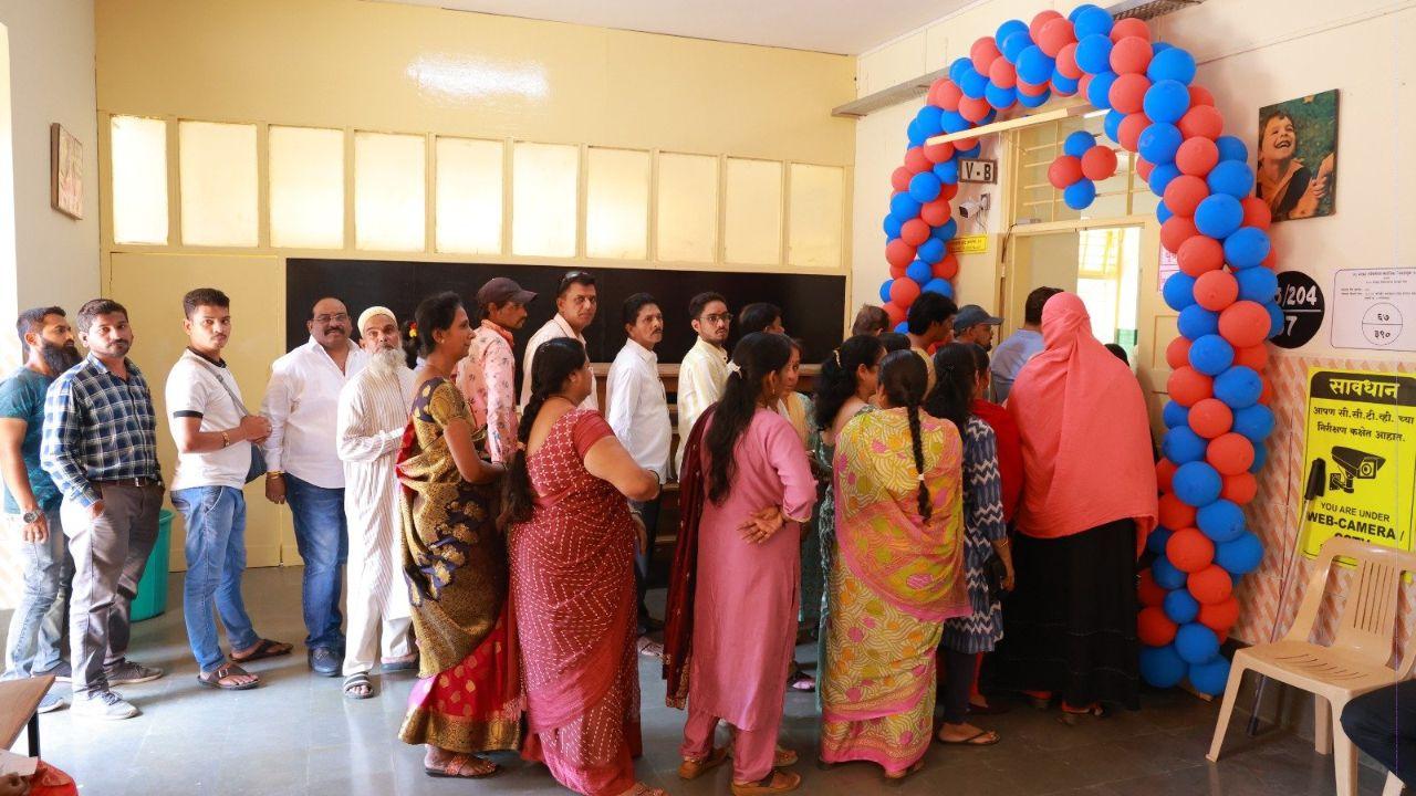 The polling process involved the use of 53,959 ballot units, 23,284 control units, and 23,284 VVPAT machines across 23,284 polling centres.