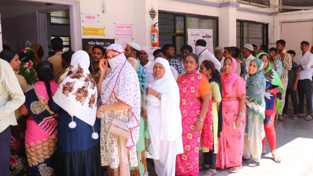 Several constituencies witnessed high-stakes battles, such as Jalna (BJP vs. Congress), Aurangabad (Shiv Sena vs. Shiv Sena), Beed (BJP vs. NCP), and Shirur (NCP vs. NCP).