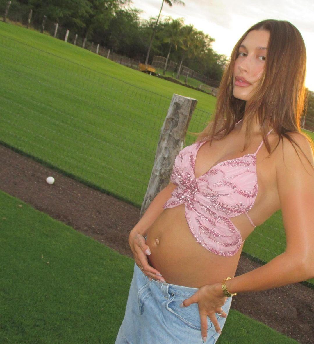 She matched the popular butterfly crop top with loose-fitting light-wash denim jeans. This ensemble just proves how maternity fashion has evolved beyond just roomy kaftans and maxi dresses.