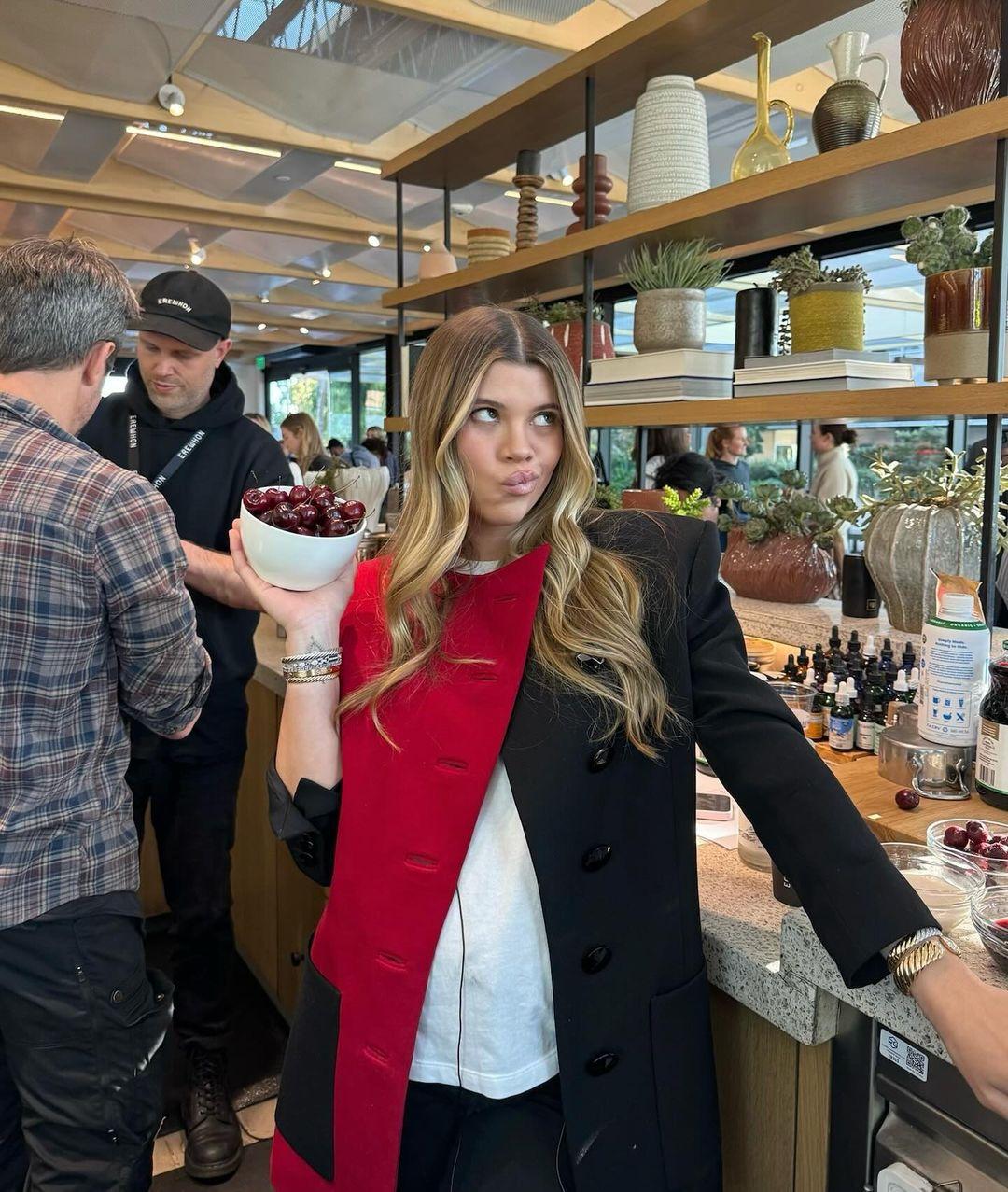 Sofia Richie looked chic in a dual-toned cardigan, with one side red and the other black. She wore a white shirt underneath, aiming to keep her baby bump subtle while still looking adorable.