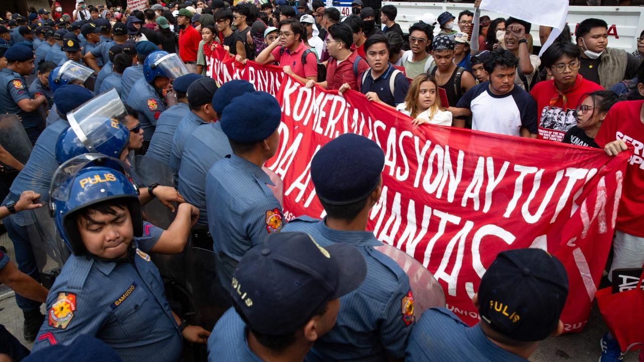 Riot police stopped the protesting workers from getting close to the presidential palace