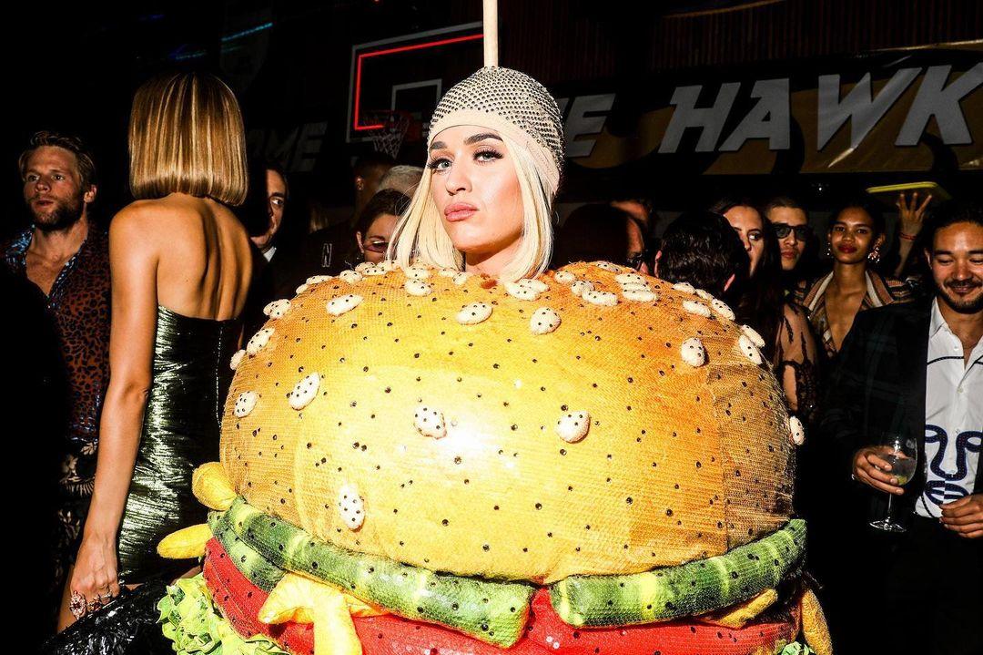 While this look was not presented on the red carpet, Katy Perry changed into this burger costume inside the premises. When the pictures surfaced on Instagram, the internet collectively burst out laughing. So camp! (Pic/Metgalaofficial_)