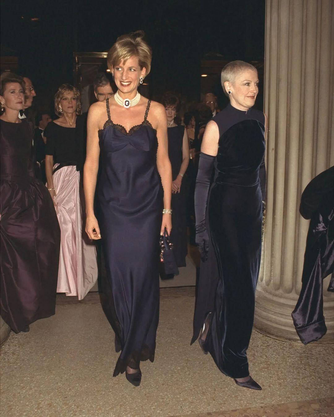 Princess Diana attended her first and only MET gala in 1996. The late people's princess attended this event just three months after her divorce from Prince Charles (Pic/@Metgalaofficial_)
