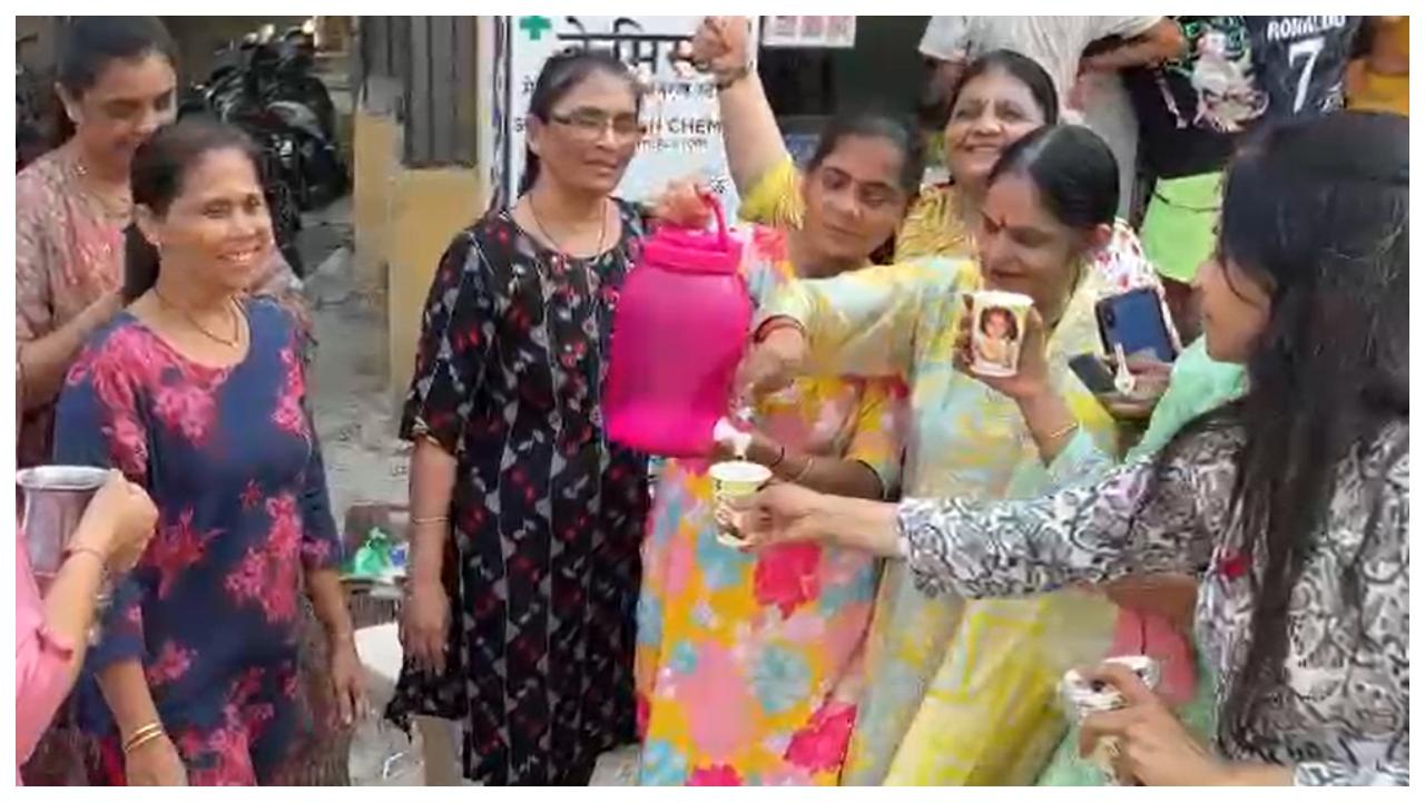 Residents of Shanti Niketan society in Ghatkopar West were seen distributing Chass to all the policemen on duty for the roadshow