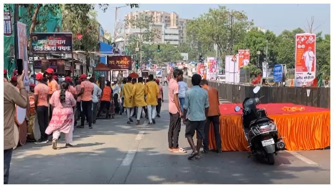 The 2.5km roadshow is scheduled to start at 8 pm from Shreyas Cinema on LBS Marg to Gandhi Market in Sion