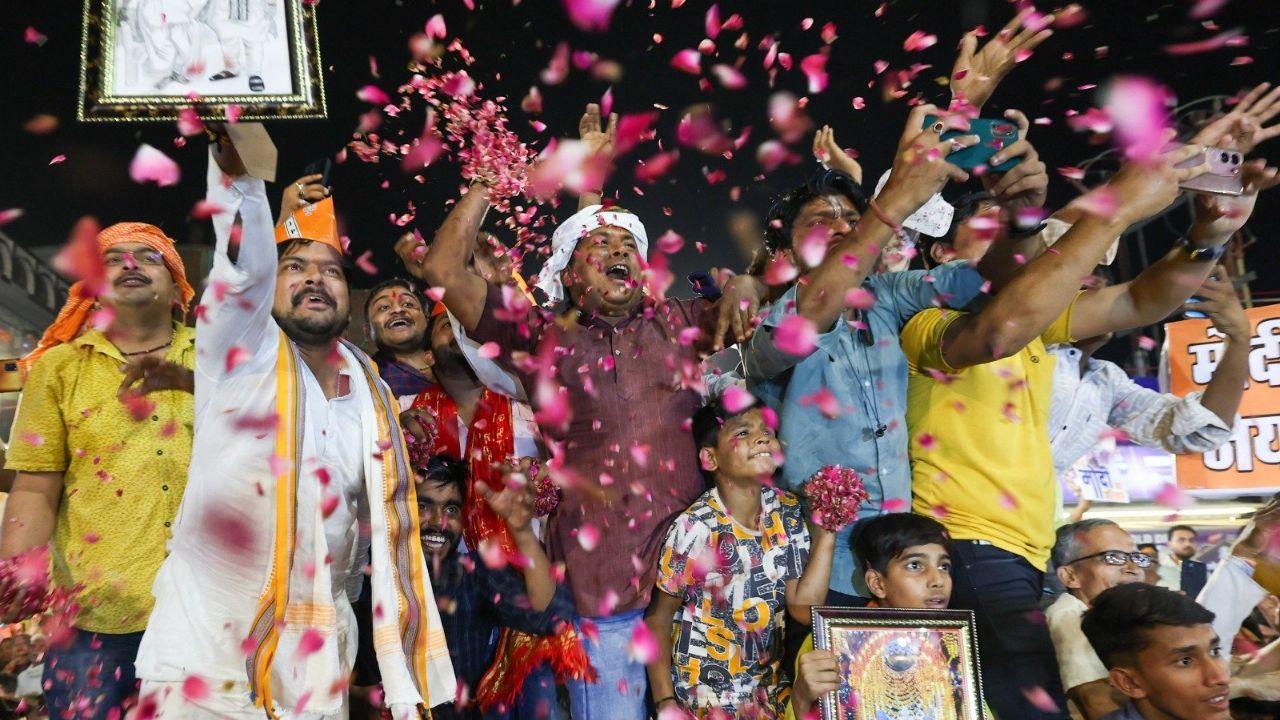 The event garnered national attention, drawing people and devotees from various parts of the country who eagerly awaited the opportunity to catch a glimpse of Modi and Yogi.
