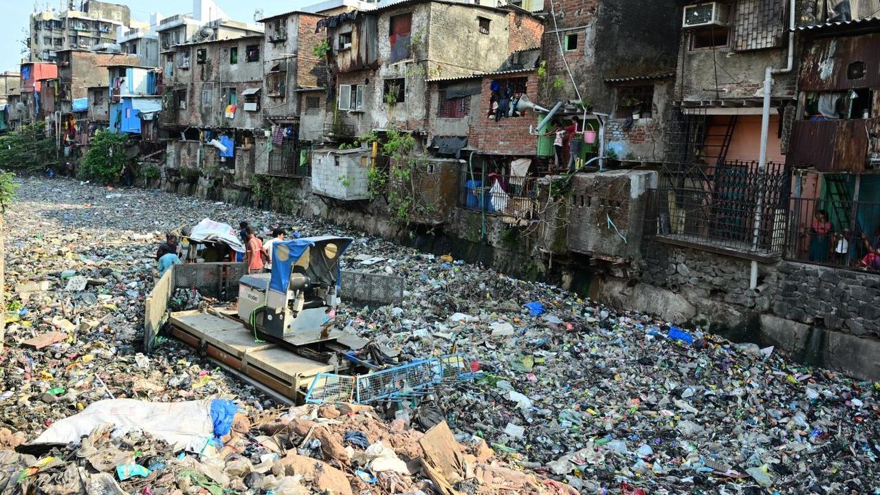 The civic officials were on Thursday seen cleaning drains and nullah in of Dharavi ahead of the rainy season. Pics/Shadab Khan