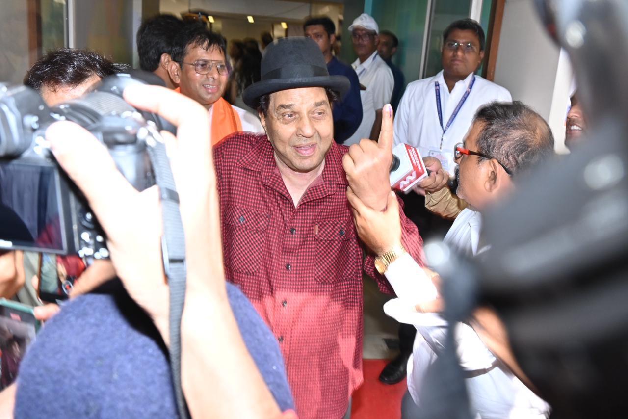 Dharmendra was also seen at a polling booth in Juhu to cast his vote