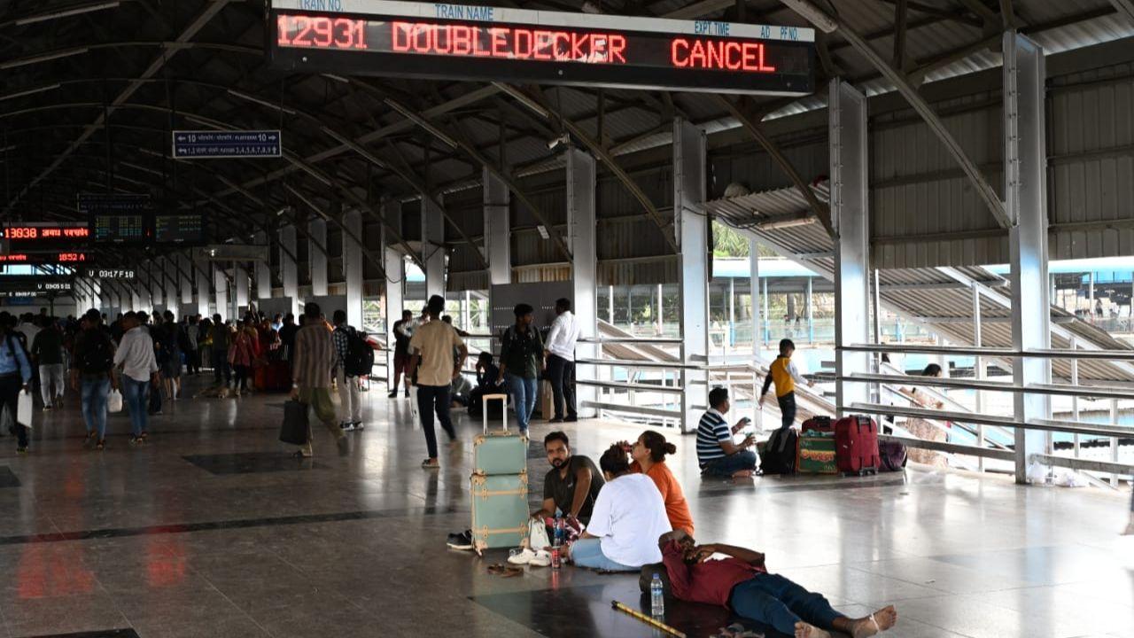 Fortunately, no casualties were reported as a result of the derailment, although the incident caused considerable inconvenience to passengers.