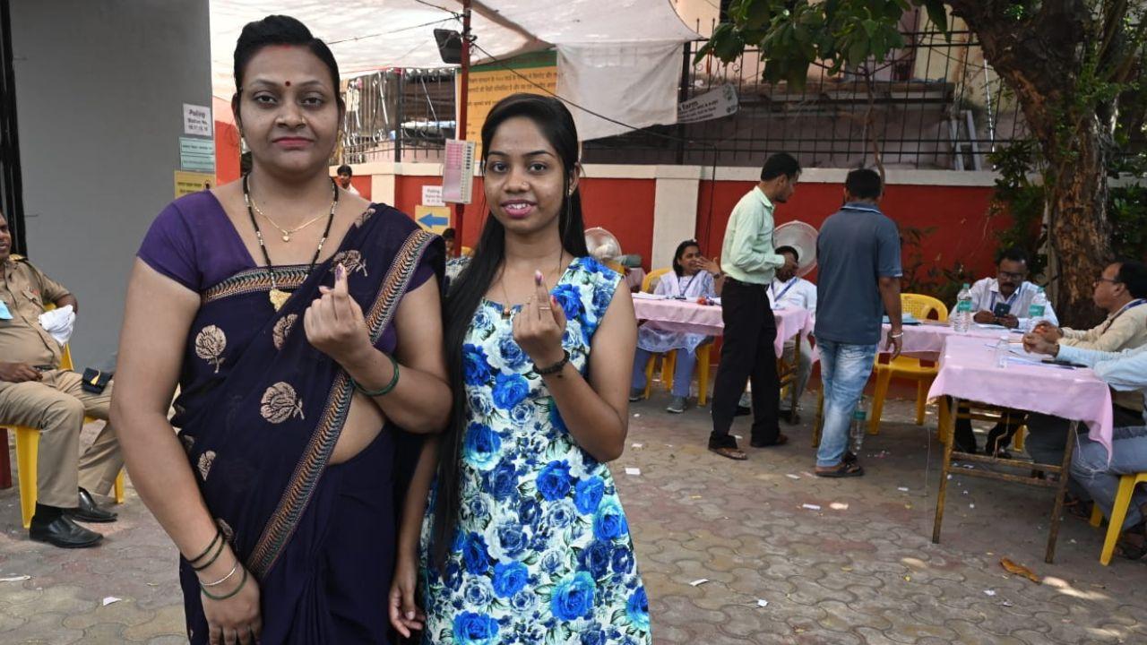 First time voters Sunita Kori(L) and Kalpana Kori (R) at Kala Killa public school, Dharavi during Lok Sabha elections 2024. Pic/ Anurag Ahire