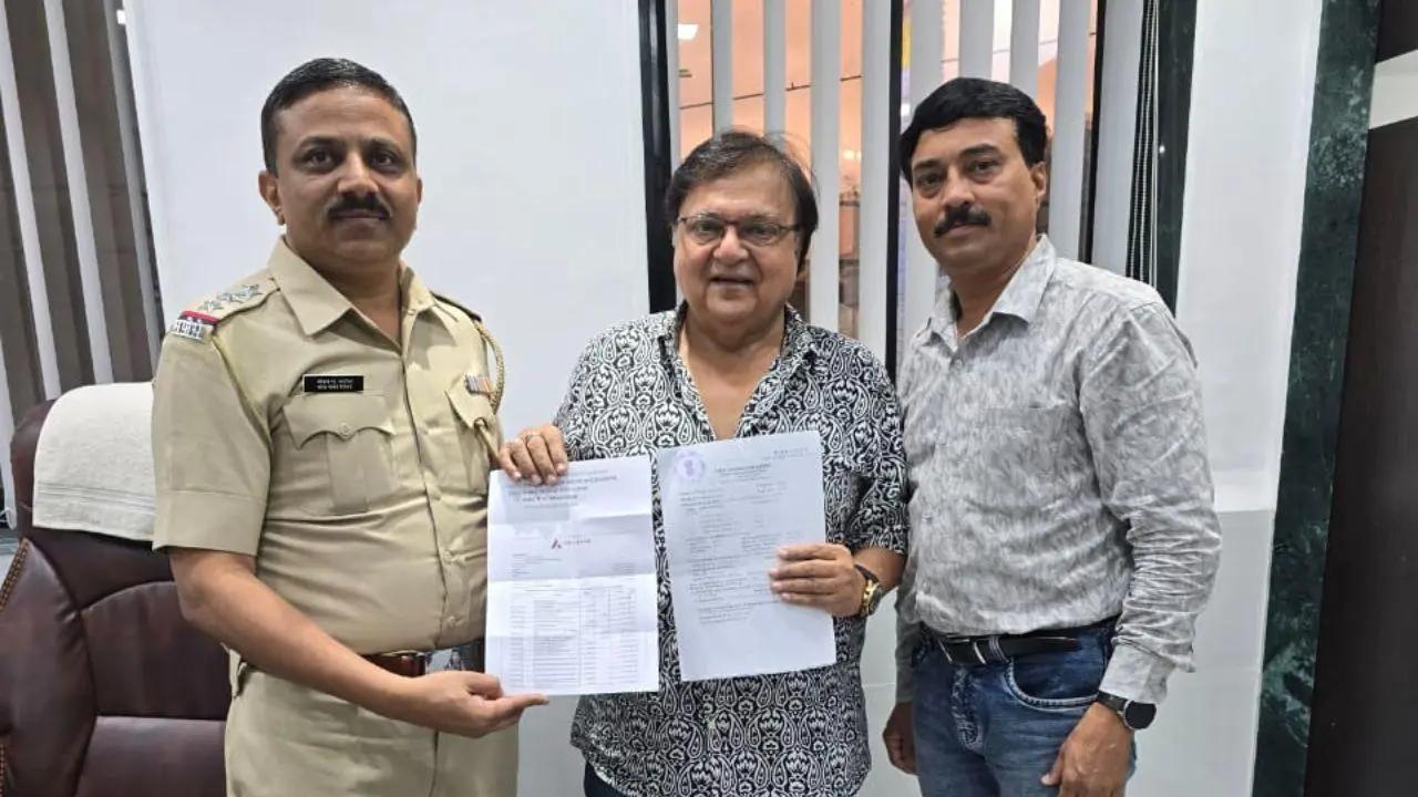 Mumbai Police helps actor Rakesh Bedi recover Rs 5 lakh lost to online fraud
Oshiwara Police managed to recover Rs 5 lakhs of actor Rakesh Bedi who fell prey to online fraud recently. The actor approached the police within 48 hours of the incident. Read more…