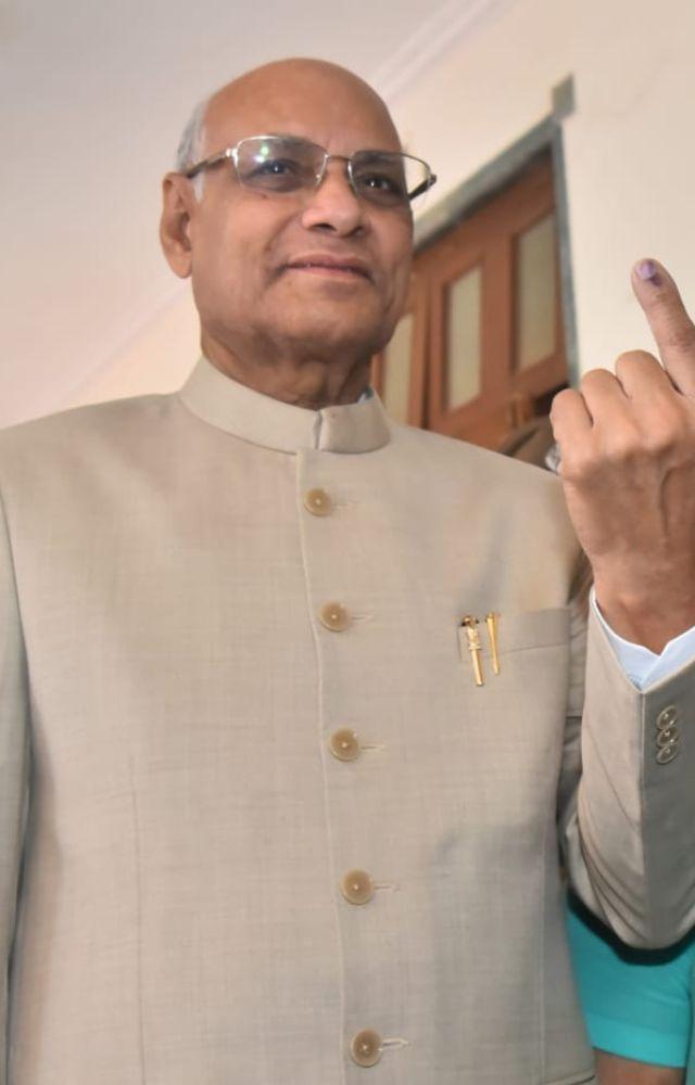 Guv Ramesh Bais casts vote in SoBo