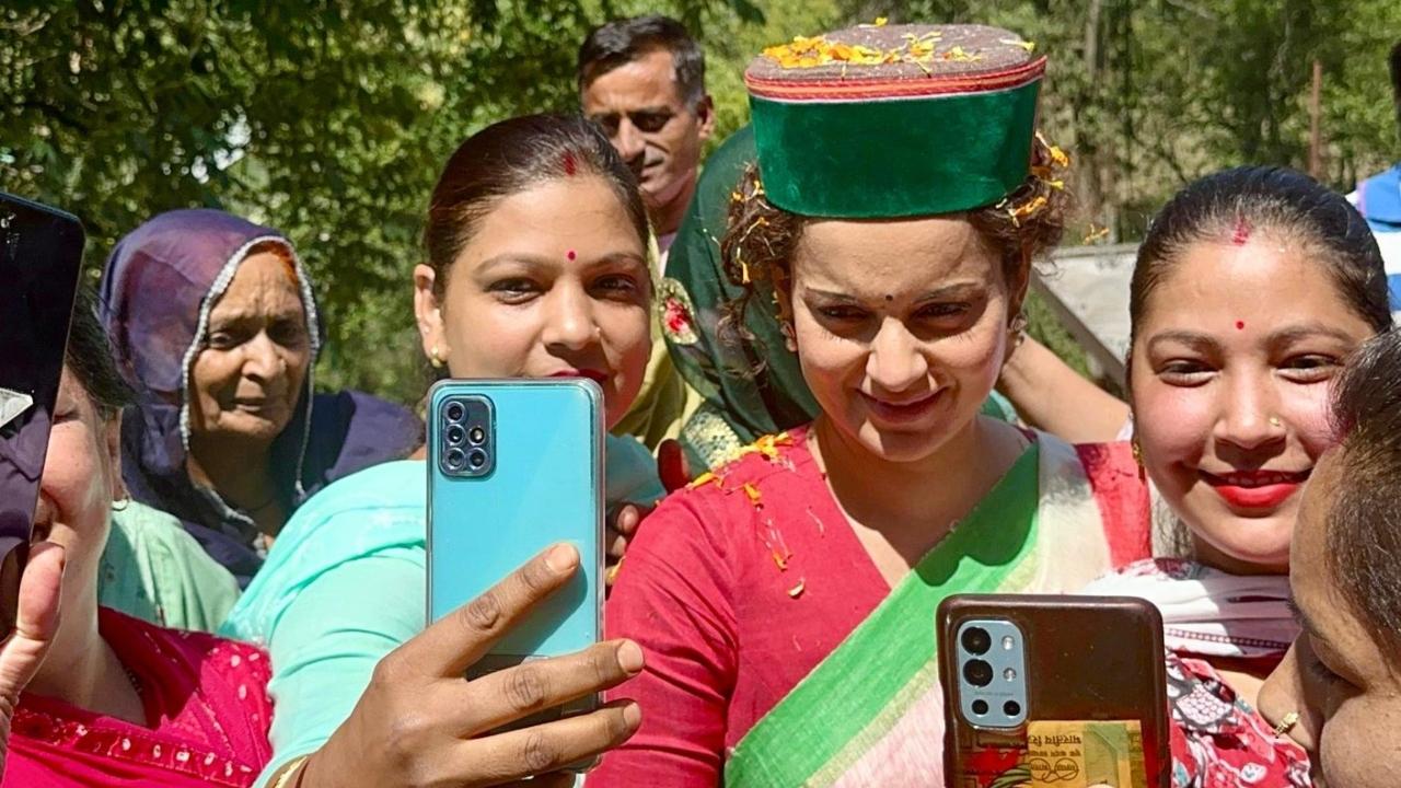 Yesterday she held another public meeting along with Maharashtra Rajya Sabha Member Ramdas Athawale and Jairam Thakur in Gontu