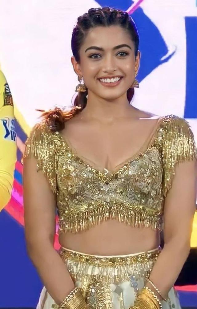 Where she was seen wearing a golden blouse along with a white and golden skirt, looking nothing less than stunning! 