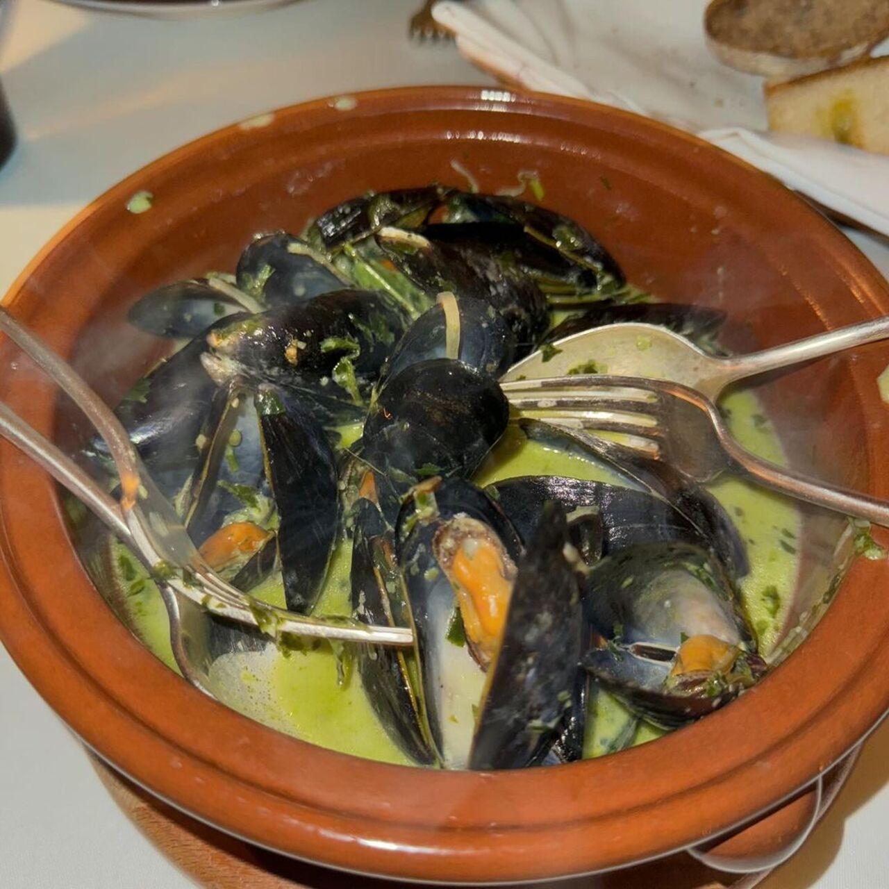 This piping-hot bowl of mussels can cure even the coldest hearts and soothe your soul in the gloomy climate of the UK. 