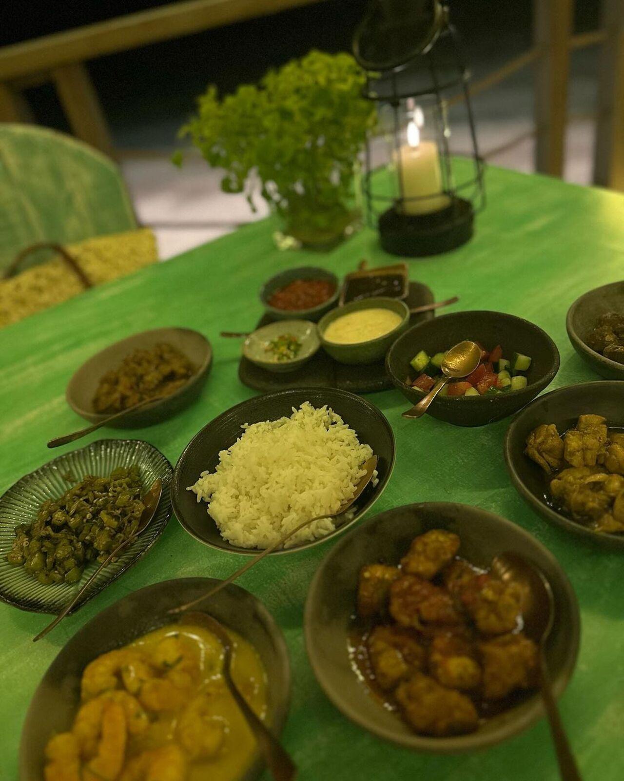 The couple gorged on local delicacies paired with rice and some lip-smacking seafood. 