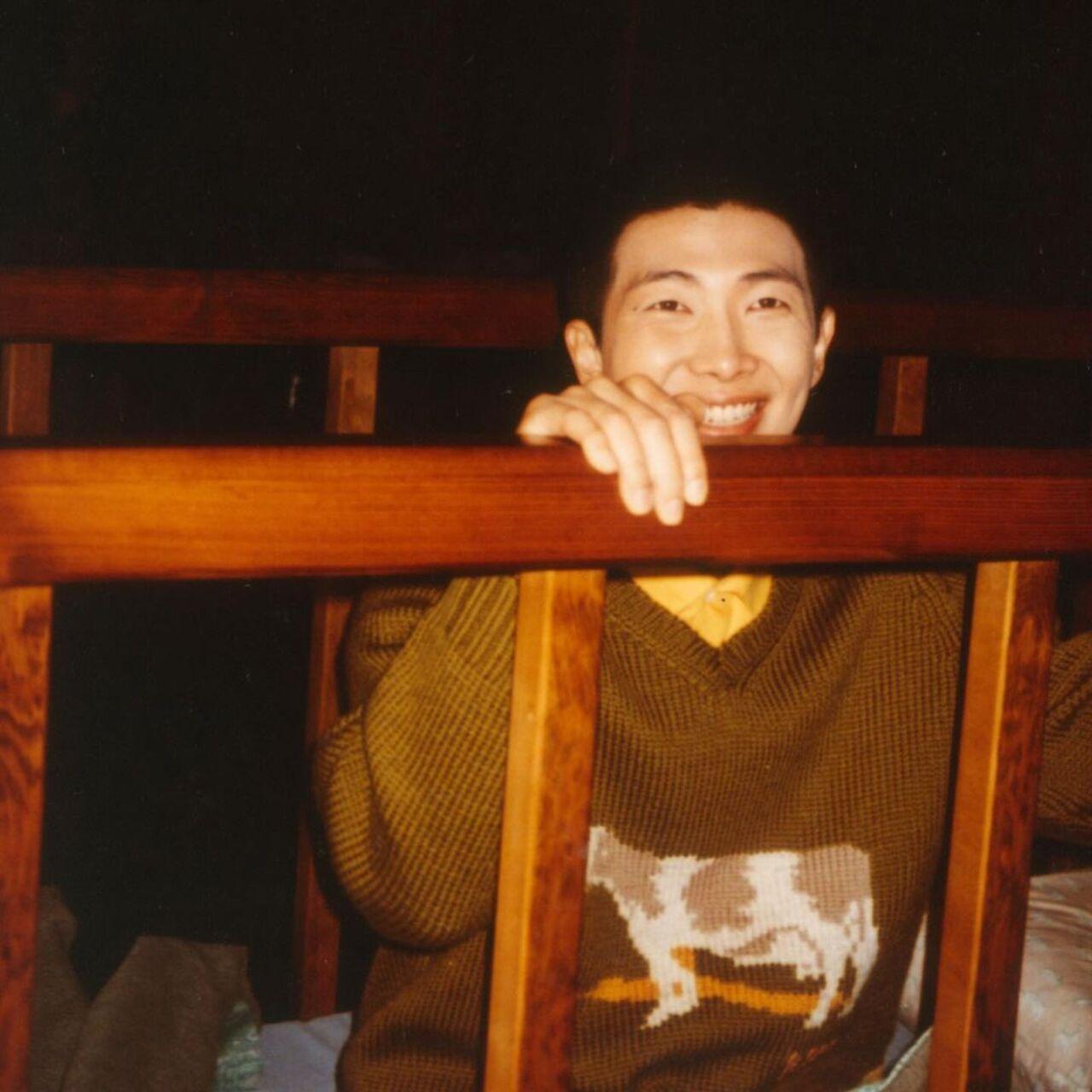 One of the frames is of RM smiling as he is seated inside a giant crib which is shown in the video. 