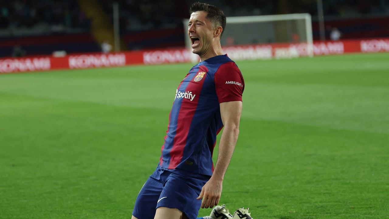Lewandowski stars with hat-trick in Barca win
