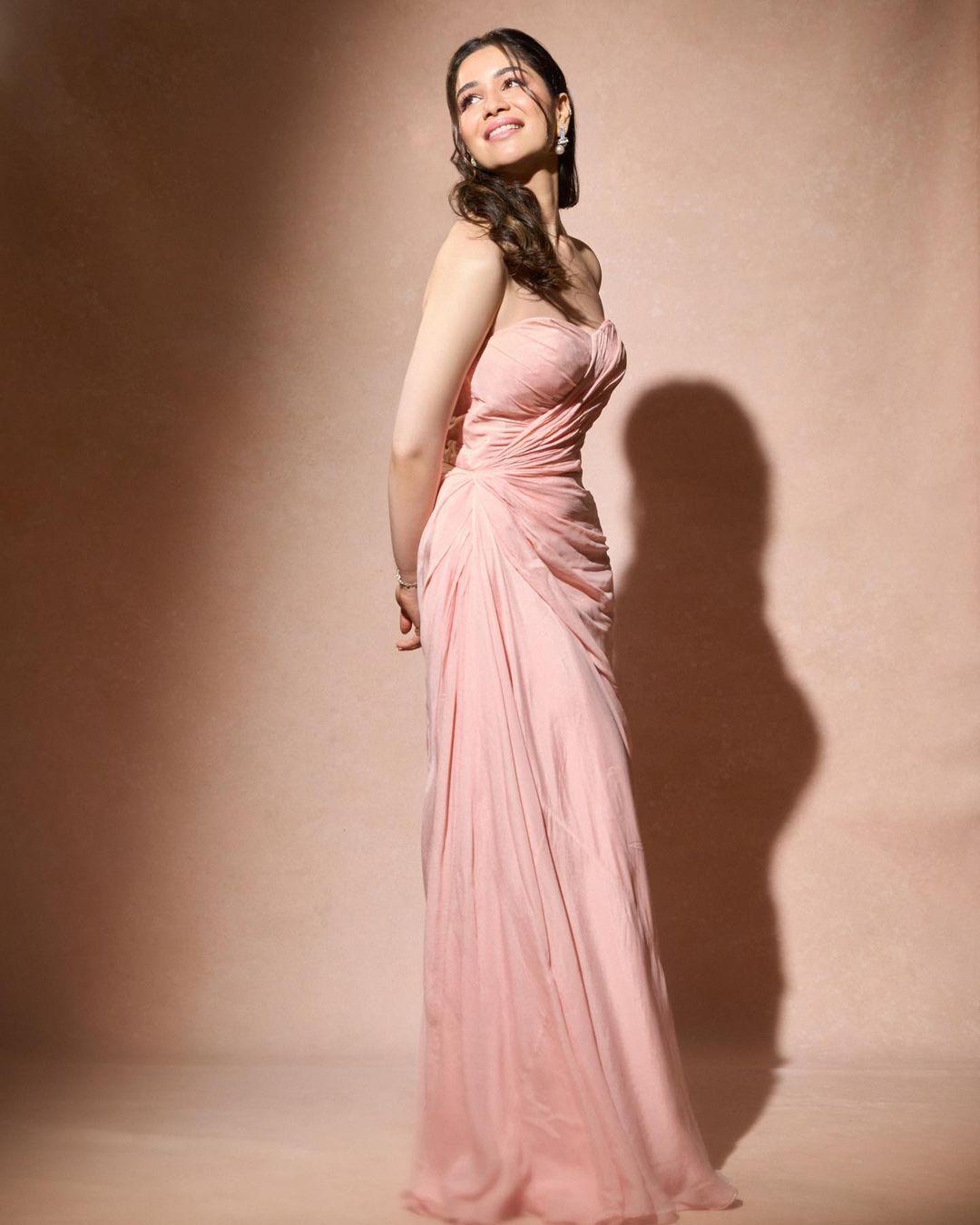 Sara looked absolutely gorgeous in a stunning pastel pink dress with a tube-style silhouette. The strapless design beautifully showcases her fashion flair