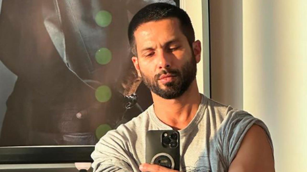 Shahid Kapoor shares mirror selfie with decade-old pic, fans react