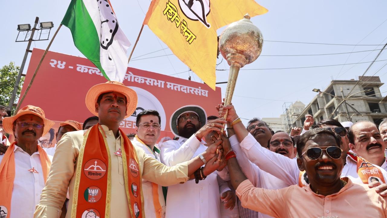 Huge crowds attended the road show where Shrikant Shinde and other Mahayuti leaders were seen waving at their supporters in Kalyan