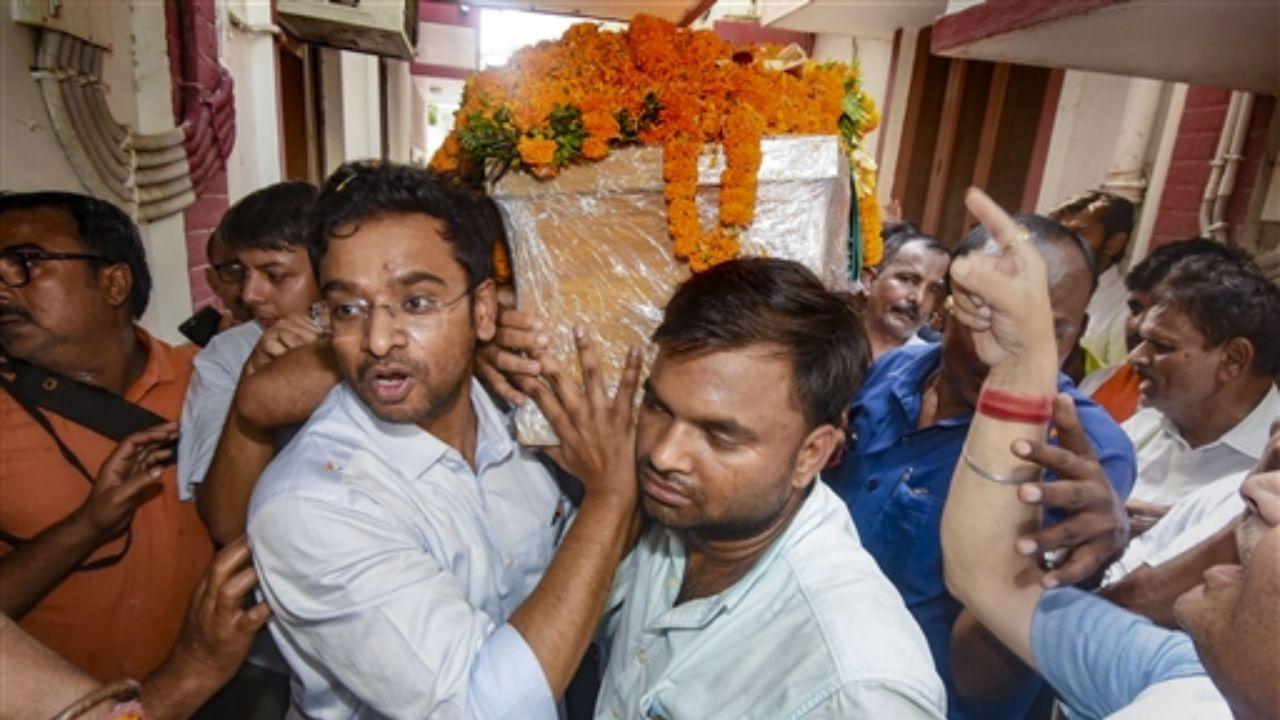 The mortal remains of the former deputy CM were flown from New Delhi to Patna earlier in the day. Senior BJP leaders and supporters gathered at the Patna airport to pay their respects and receive the body.