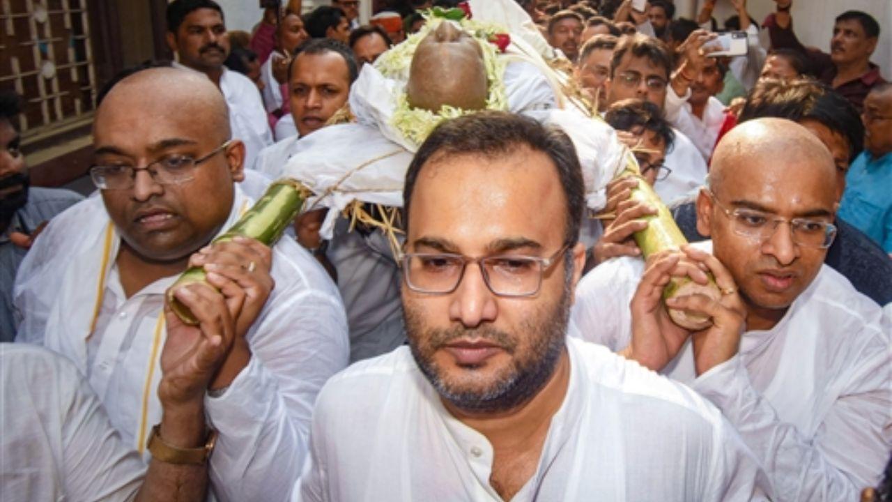 After reaching his residence in Rajendra Nagar, the body was kept for public homage. Subsequently, it was taken to the Bihar assembly and then to the state BJP office before proceeding to the Digha ghat crematorium for the final rites.