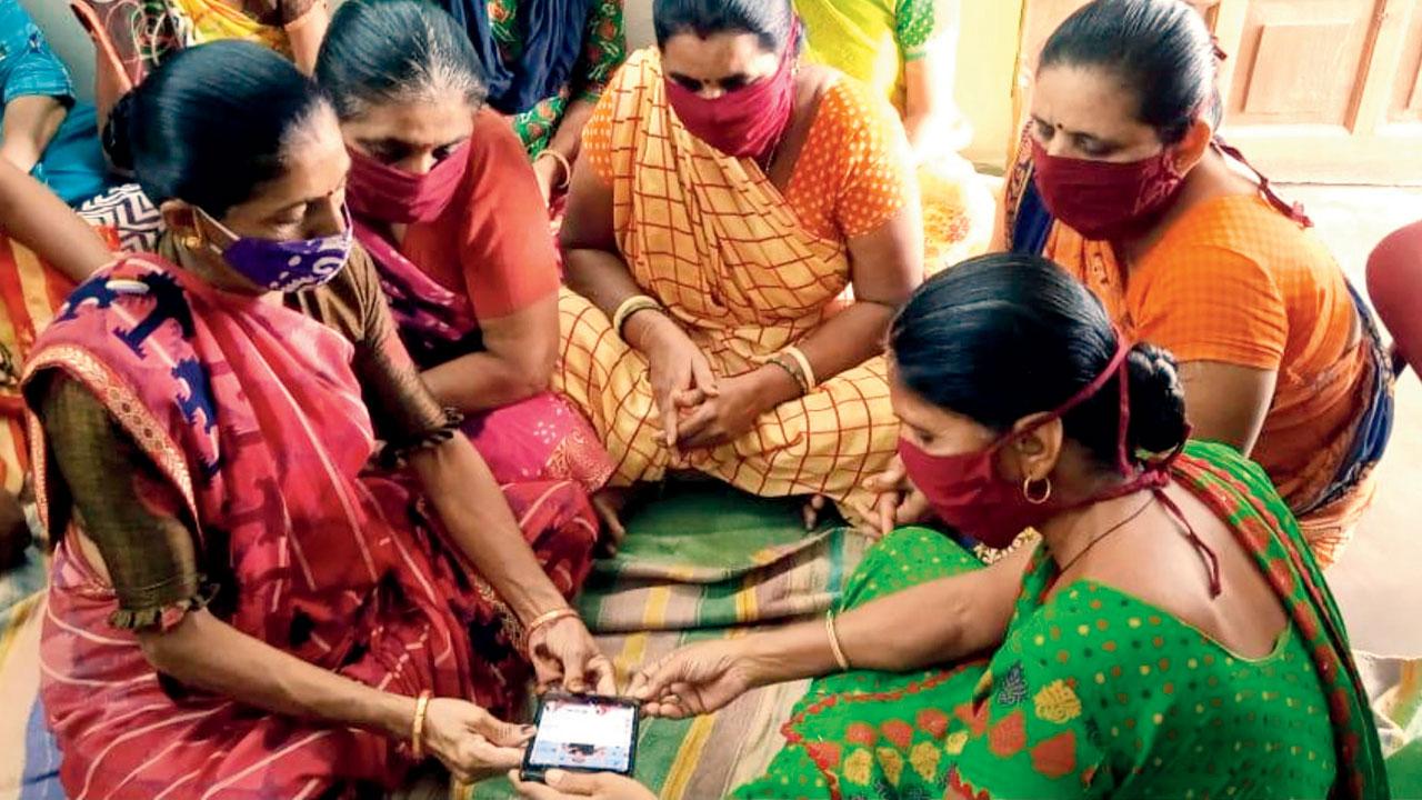 The lockdown isolated SEWA sisters, disrupting the physical camaraderie found at SEWA’s offices and trade centres. They coped by sharing educational materials, facilitated online banking, designed asynchronous school curricula and launched a telemedicine programme 