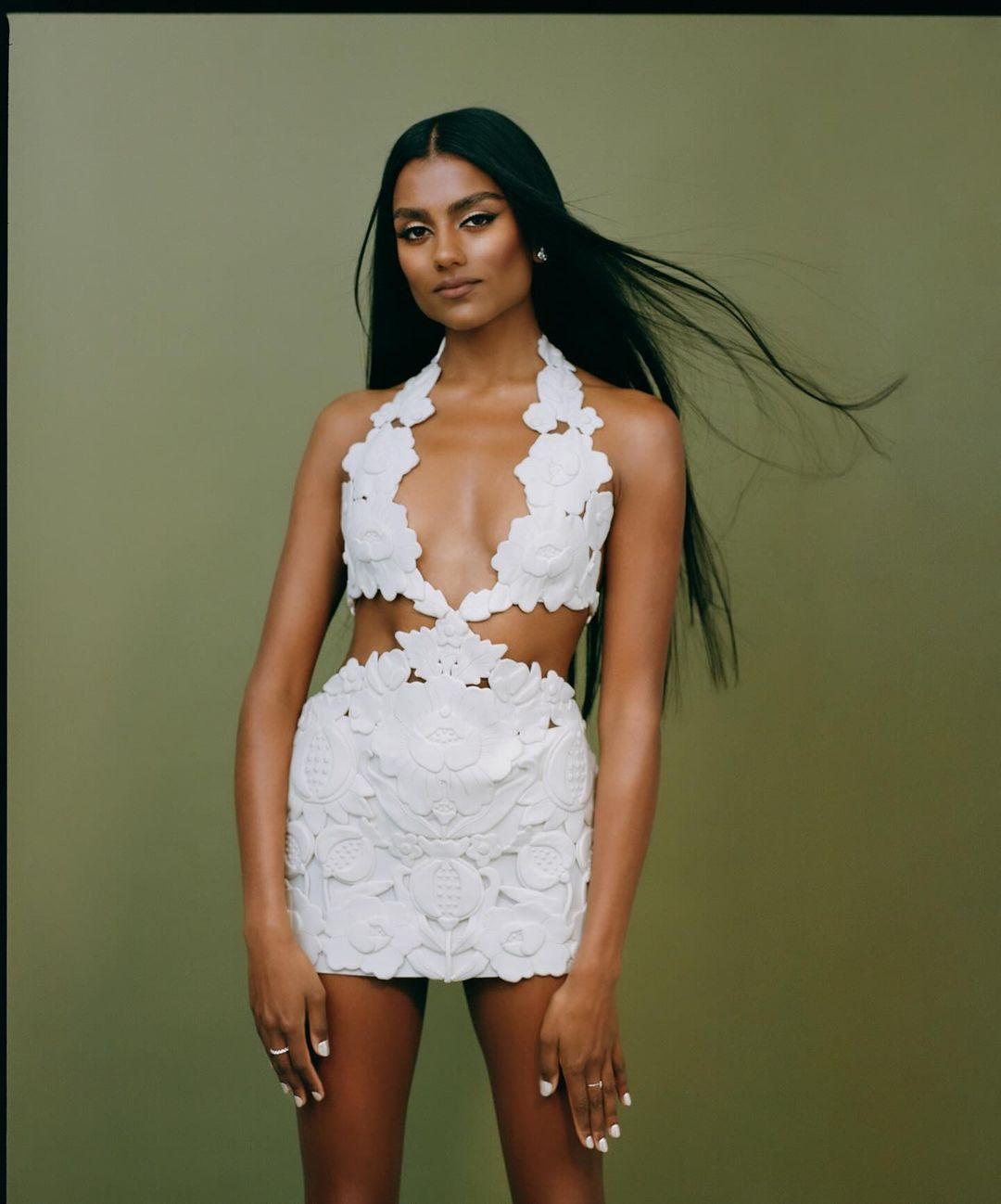 Bridgerton actress Simone Ashley wore a short white Valentino dress with a halter neckline. The dress had embroidered flowers covering parts of it. She paired it with natural-looking makeup and wore her hair down in a smooth style. Her stylist for the look was Rebecca Corbin Murray.