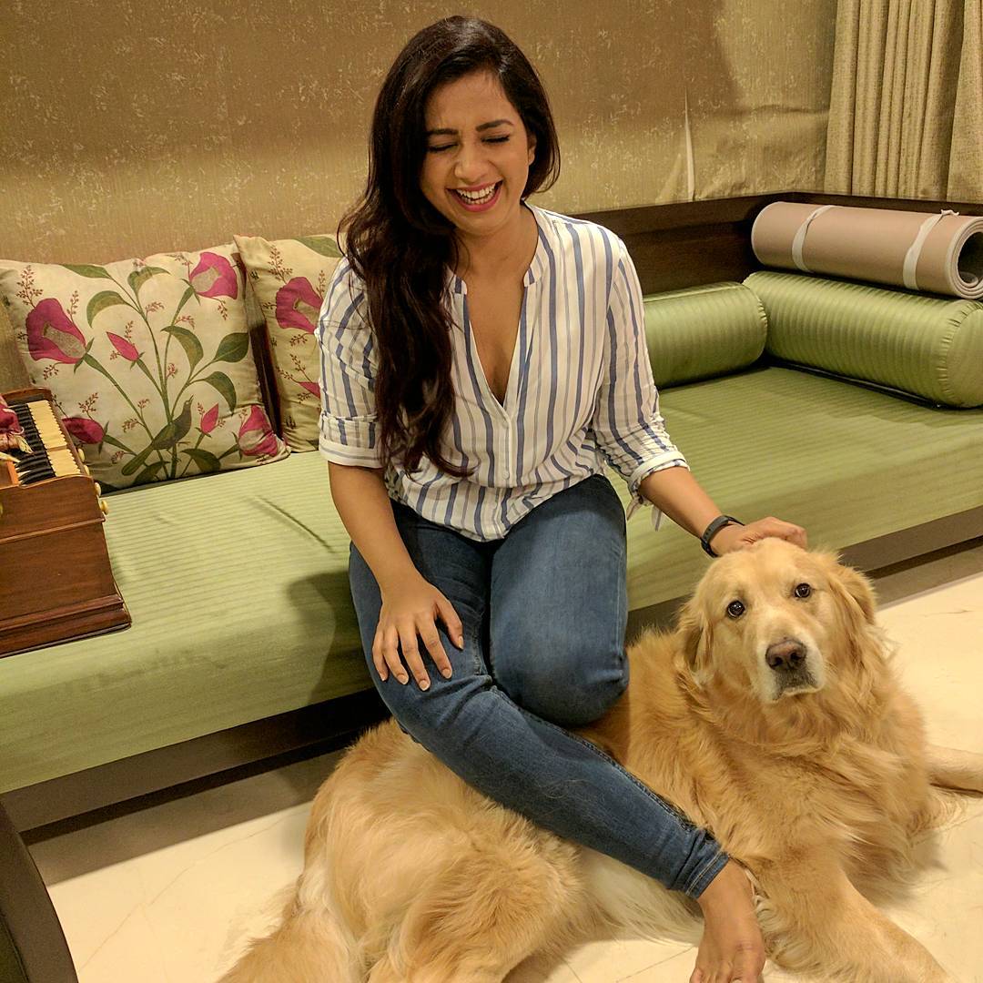 India's Nightingale, Shreya Ghoshal, owns a beautiful Golden Retriever named Sherlock. 