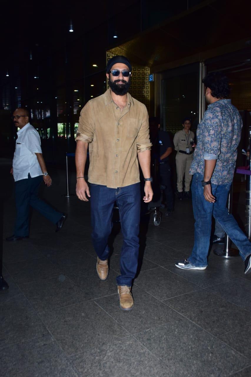 Vicky Kaushal looked dapper as he was clicked at Mumbai airport last night