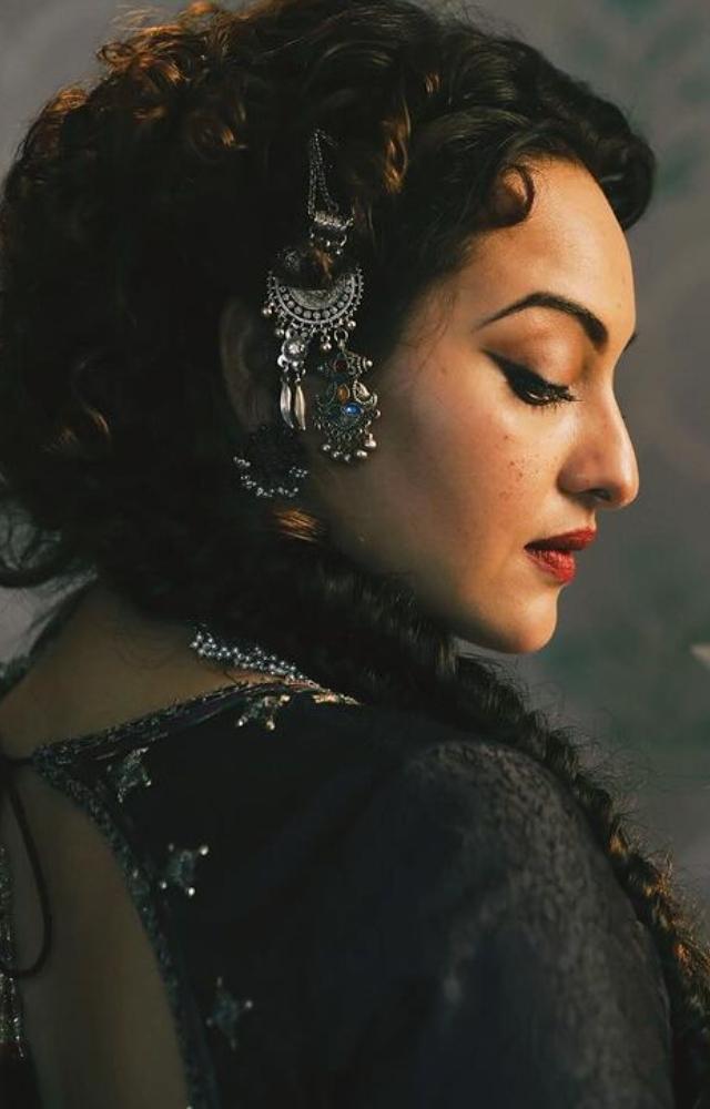 Sonakshi has now shared a set of pictures in stunning ethnic outfits, channelling her inner Fardeen
