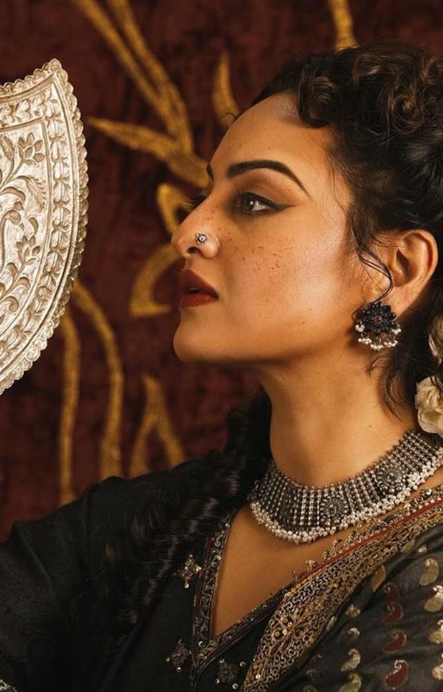 The web series showcases Sonakshi Sinha in a grey character for the first time. The actress portrays the character of Fardeen Appaa