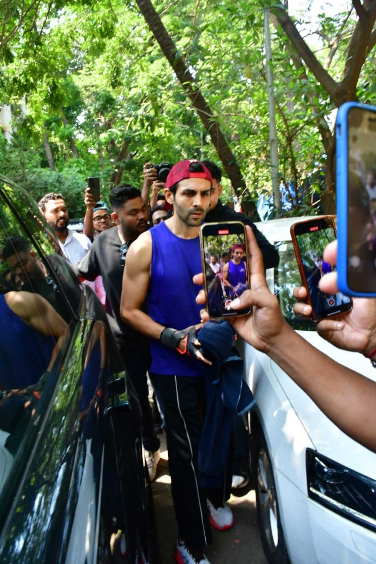 Kartik Aaryan who will be seen in ‘Chandu Champion’ was spotted in his ripped avatar. 