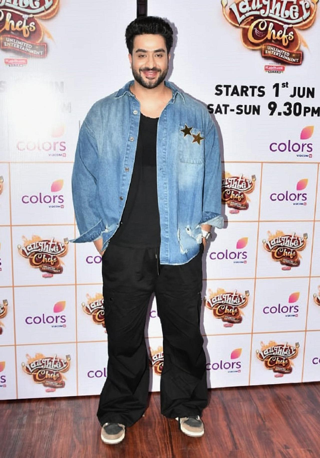 Aly Goni also marked an appearance in a black ensemble layered with a blue denim jacket. 