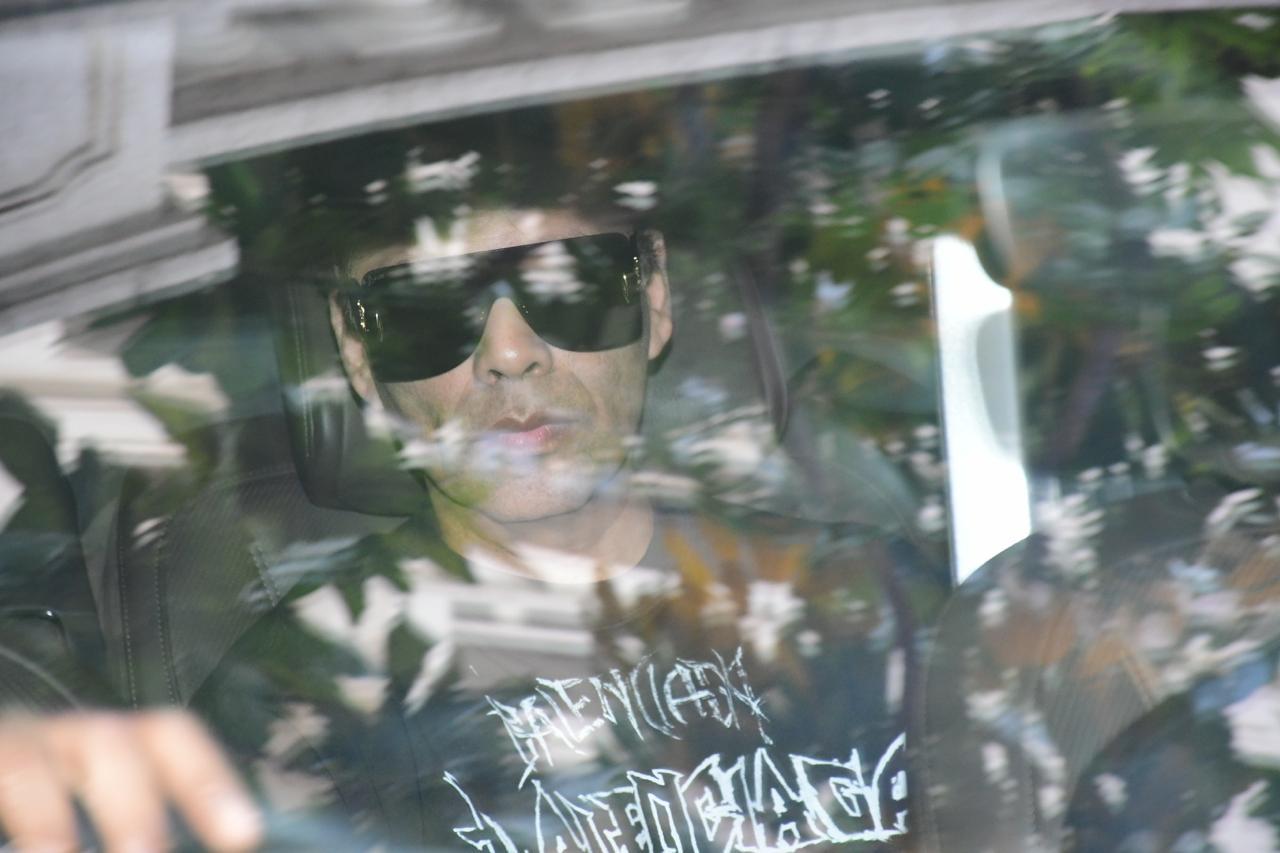 Karan Johar was seen at Ritesh Sidhwani's house to pay his final respect after Leelu Sindhwani's demise