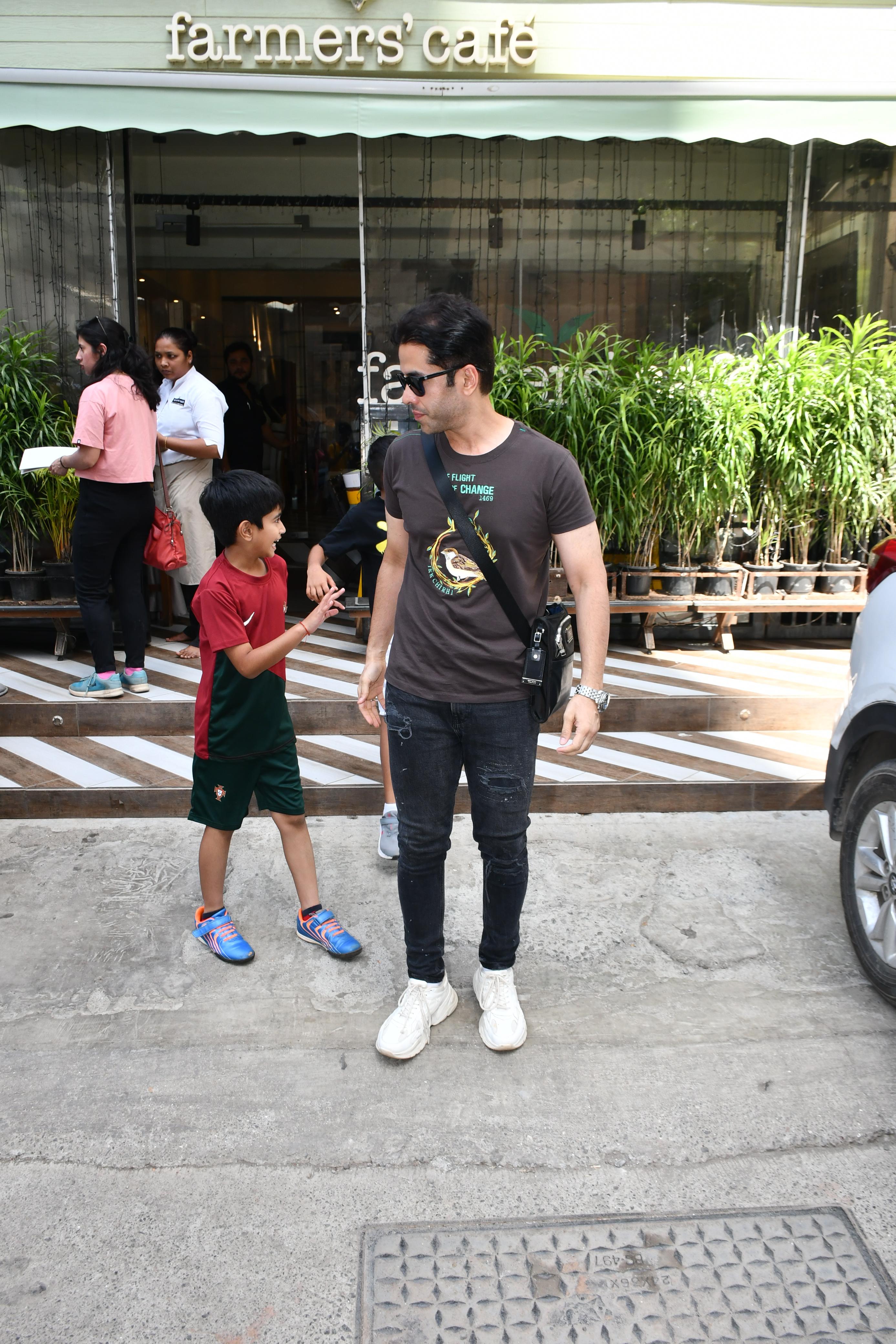 Tusshar Kapoor was spotted at Farmer's Cafe today
