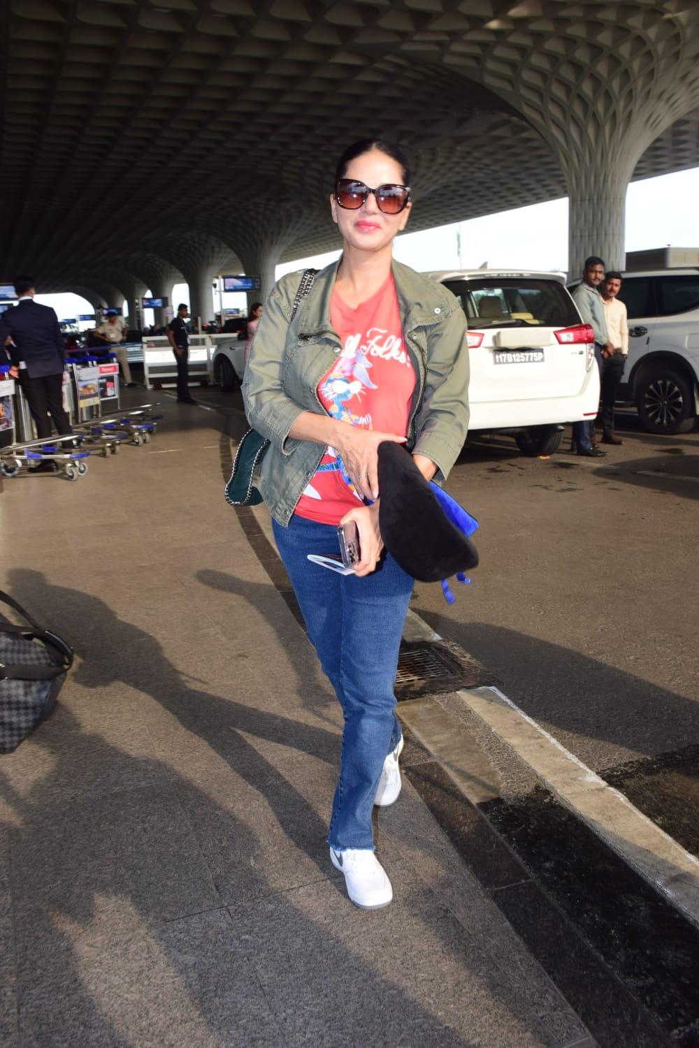 For her flight, the actress opted for comfy wear as she was photographed in jeans and T-shirt