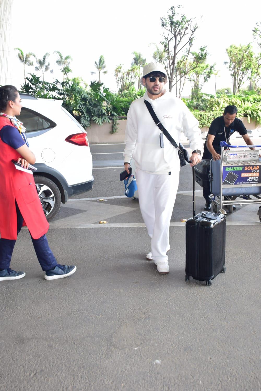 Armaan Malik was seen arriving at the Mumbai airport today