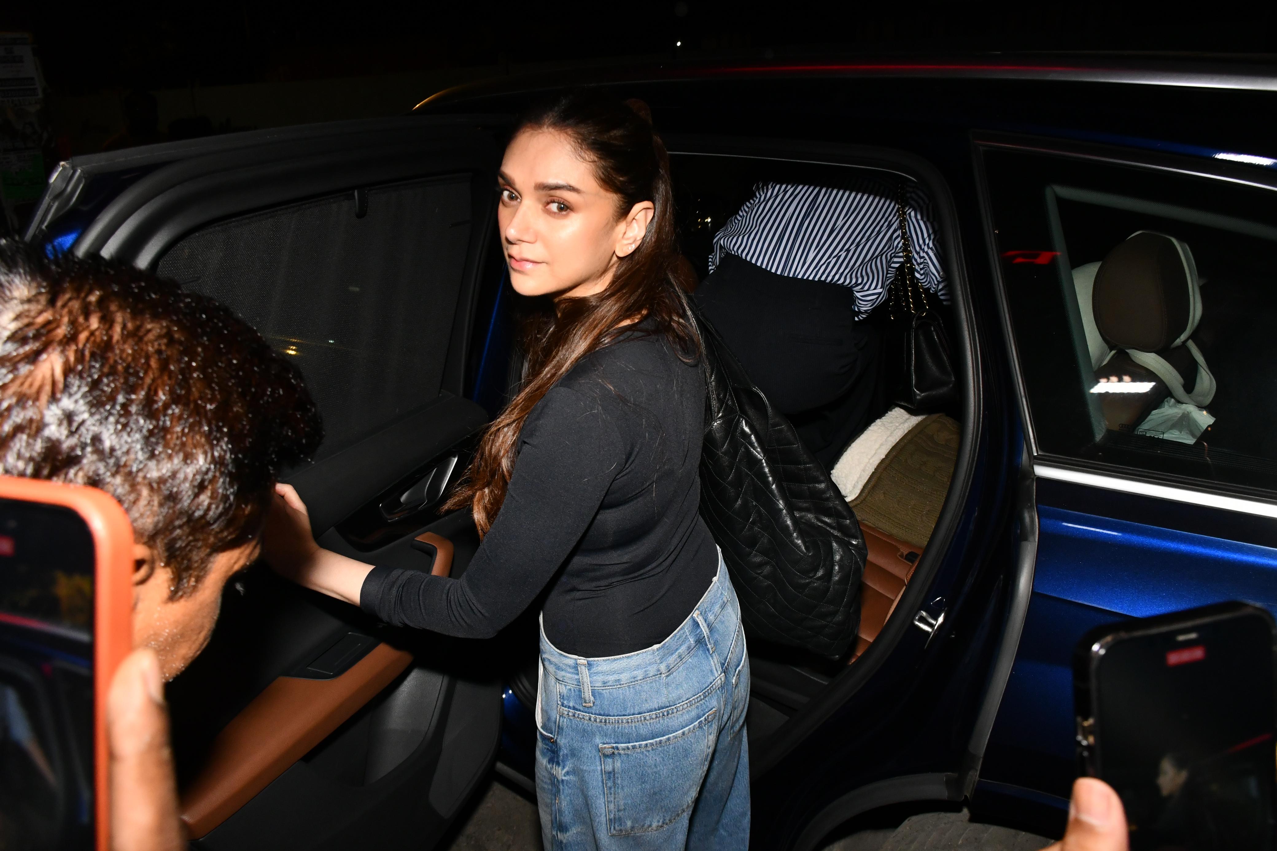 Aditi Rao Hydari looked super cute in black T-shirt and blue jeans