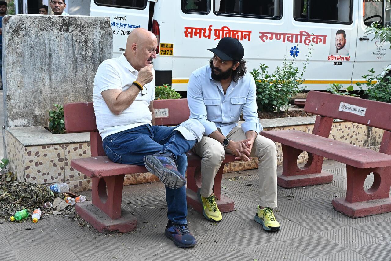 Veteran actor Anupam Kher was seen at the last rites of filmmaker Sangeeth Sivan, who passed away in Mumbai. 