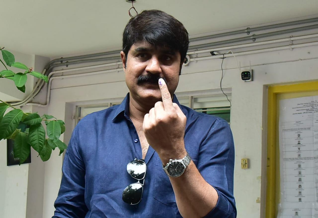 Actor Srikanth flaunts his inked finger after casting his vote in Hyderabad