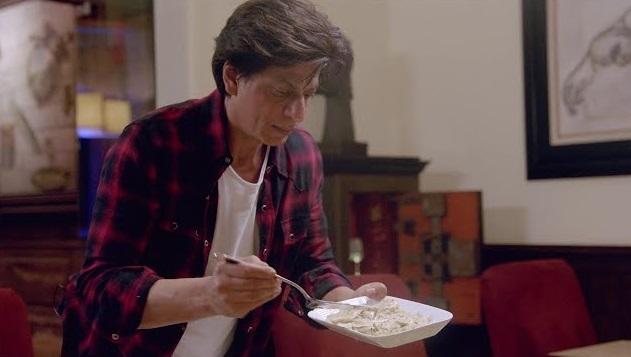 Shah Rukh Khan
It's surprising to learn that Shah Rukh Khan, besides being a fantastic actor, is also skilled in the kitchen. The Pathaan actor loves cooking for his family and even prepared some tasty dishes for David Letterman during his visit to Mannat.