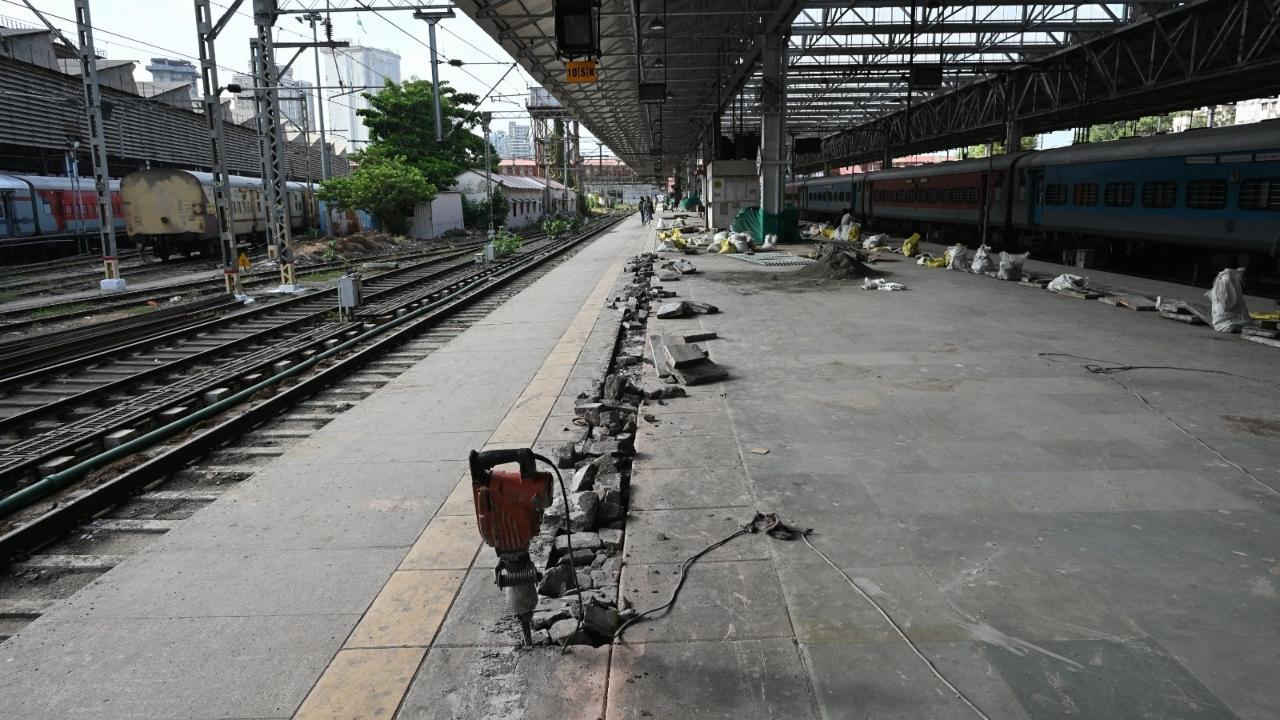 At CSMT labourers were seen working on the extension of platform numbers 10 and 11 to accommodate 24-coach trains from the earlier 16 coaches