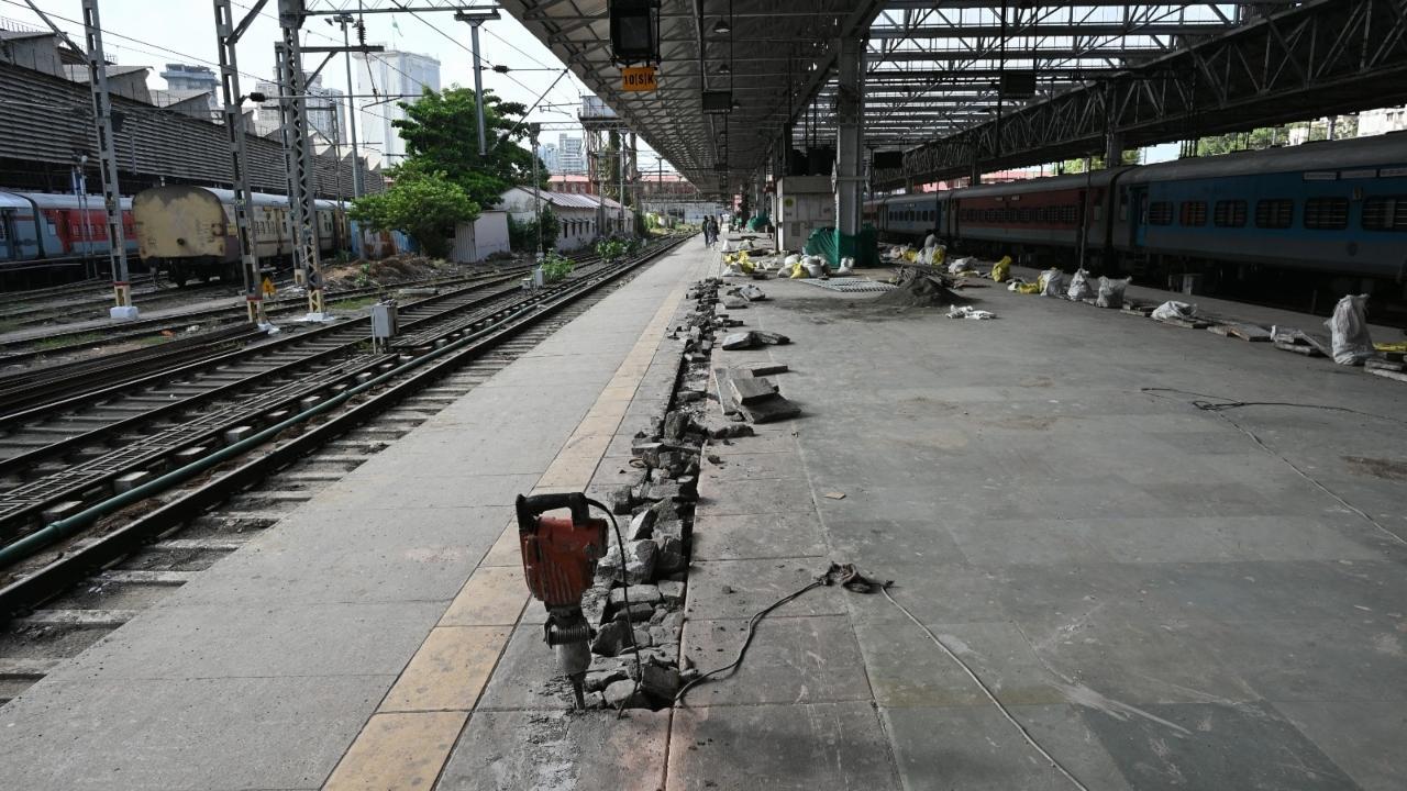 IN PHOTOS: Platform widening work underway at Thane and CSMT amid mega block